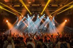 Ed Sheeran va apărea pe tricourile echipei FC Barcelona